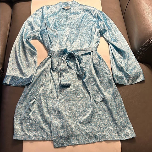 Morgan Taylor Other - Morgan Taylor Intimates Vintage Blue Floral Robe Size M